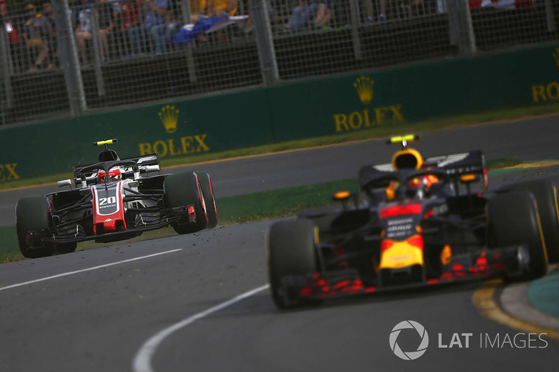 Max Verstappen, Red Bull Racing RB14 Tag Heuer, precede Kevin Magnussen, Haas F1 Team VF-18 Ferrari