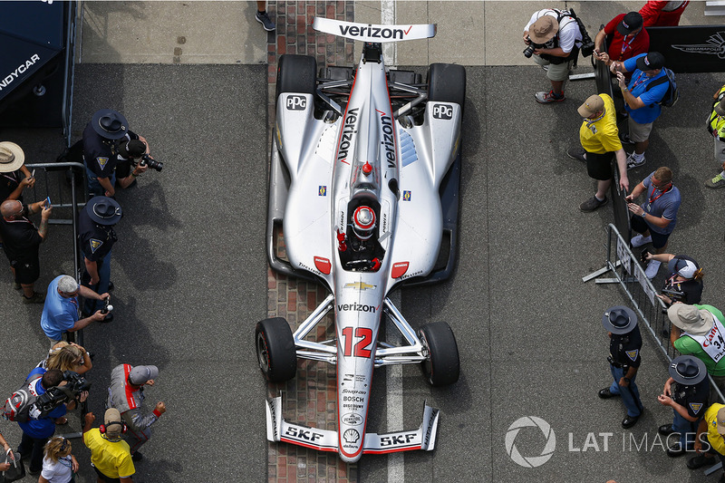 Race winner Will Power, Team Penske Chevrolet menuju victory circle