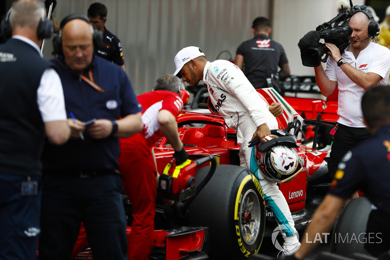 Льюіс Хемілтон (Mercedes AMG) вивчає болід Ferrari Кімі Райкконена після кваліфікації