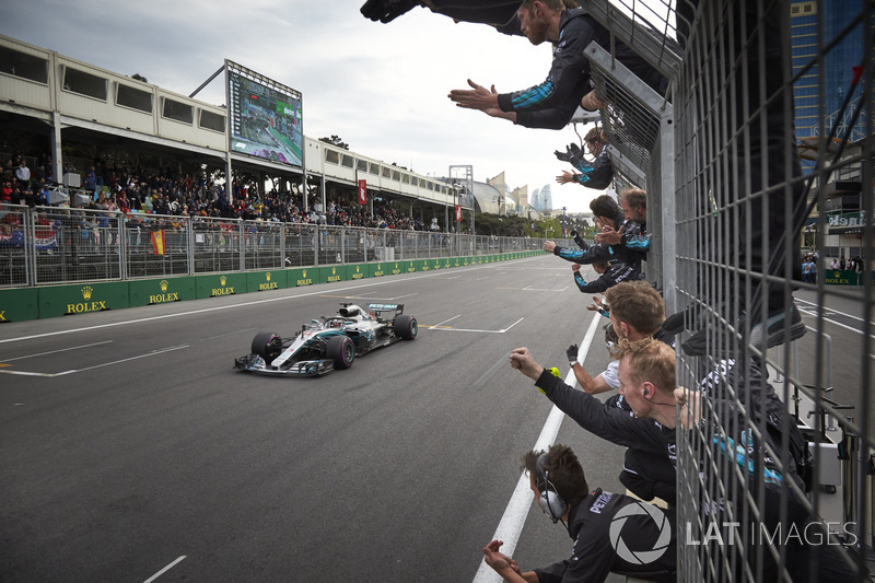 Lewis Hamilton, Mercedes AMG F1 W09, passe la ligne, devant son équipe