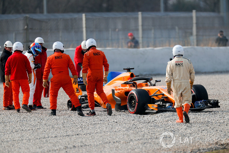 Fernando Alonso, McLaren MCL33 lastiği koptuktan sonra kum havuzunda
