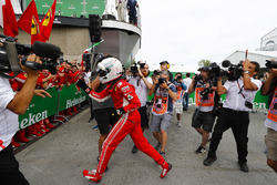 Sebastian Vettel, Ferrari, 1° classificato, festeggia nel parco chiuso