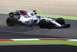 Felipe Massa, Williams FW40, se recupera en los pits después de un pinchazo