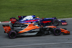 Фернандо Алонсо, McLaren MCL32, Карлос Сайнс-мол., Scuderia Toro Rosso STR12