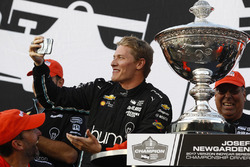 Чемпіон сезону 2017 Джозеф Ньюгарден, Team Penske Chevrolet святкує перемогу