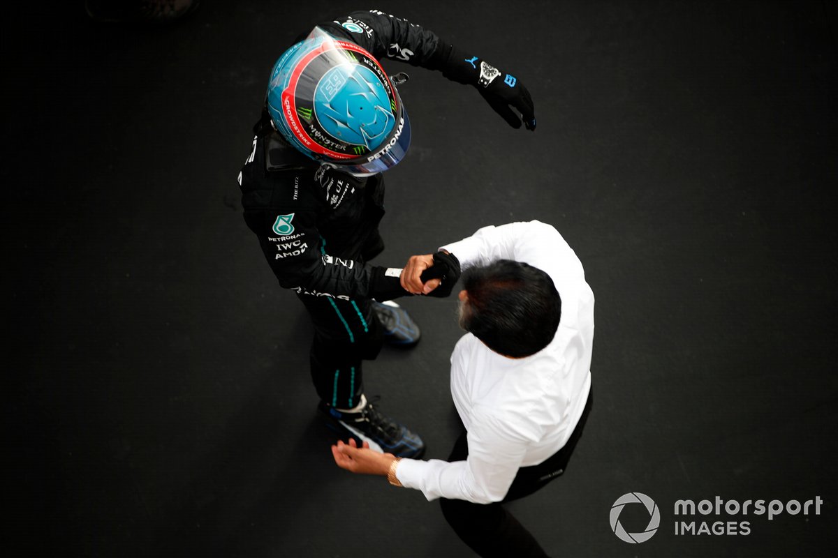 Mohammed ben Sulayem, Presidente della FIA, si congratula con George Russell, Mercedes-AMG, per la pole position.