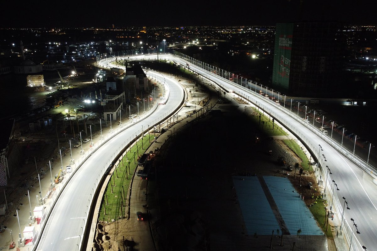 Jeddah Street Circuit terlihat dari atas pada malam hari.