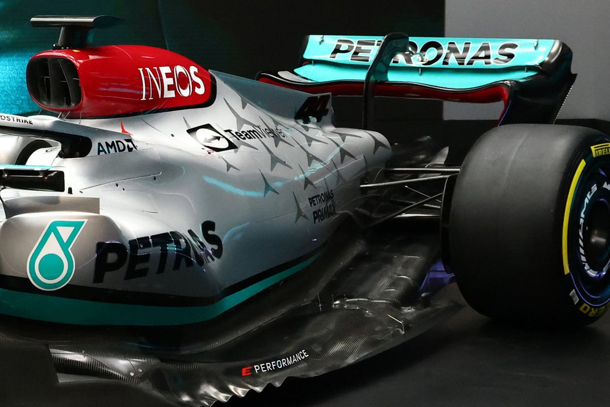 Detalle de la suspensión trasera del Mercedes W13