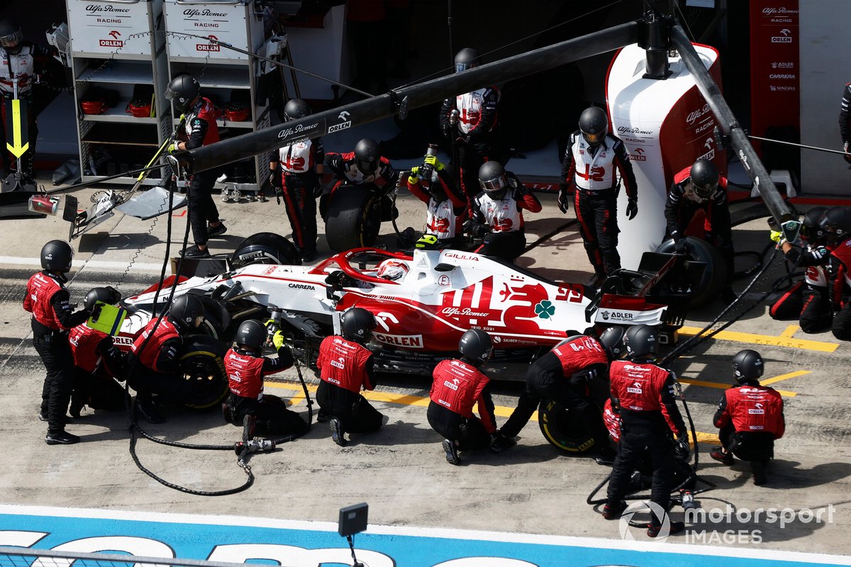 Antonio Giovinazzi, Alfa Romeo Racing C41, in the pits