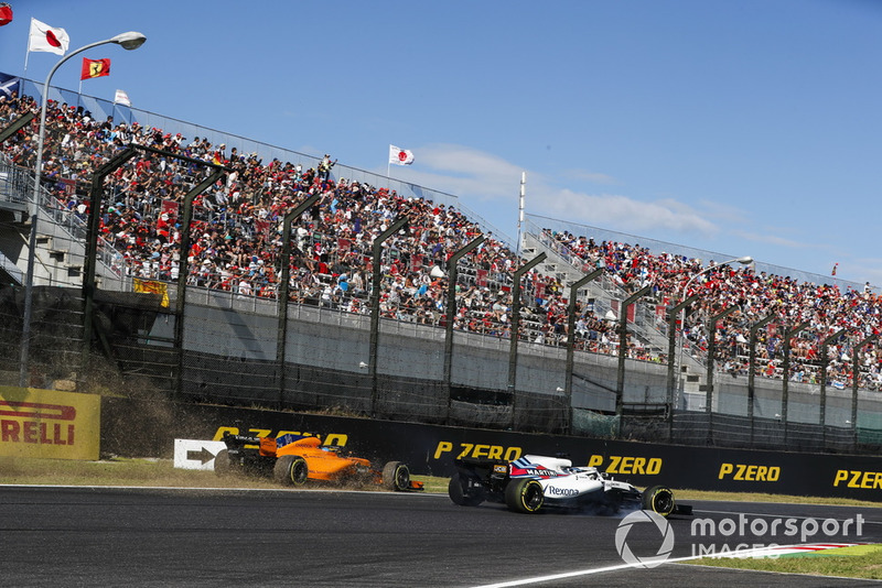 Fernando Alonso, McLaren MCL33, hors piste derrière Lance Stroll, Williams FW41
