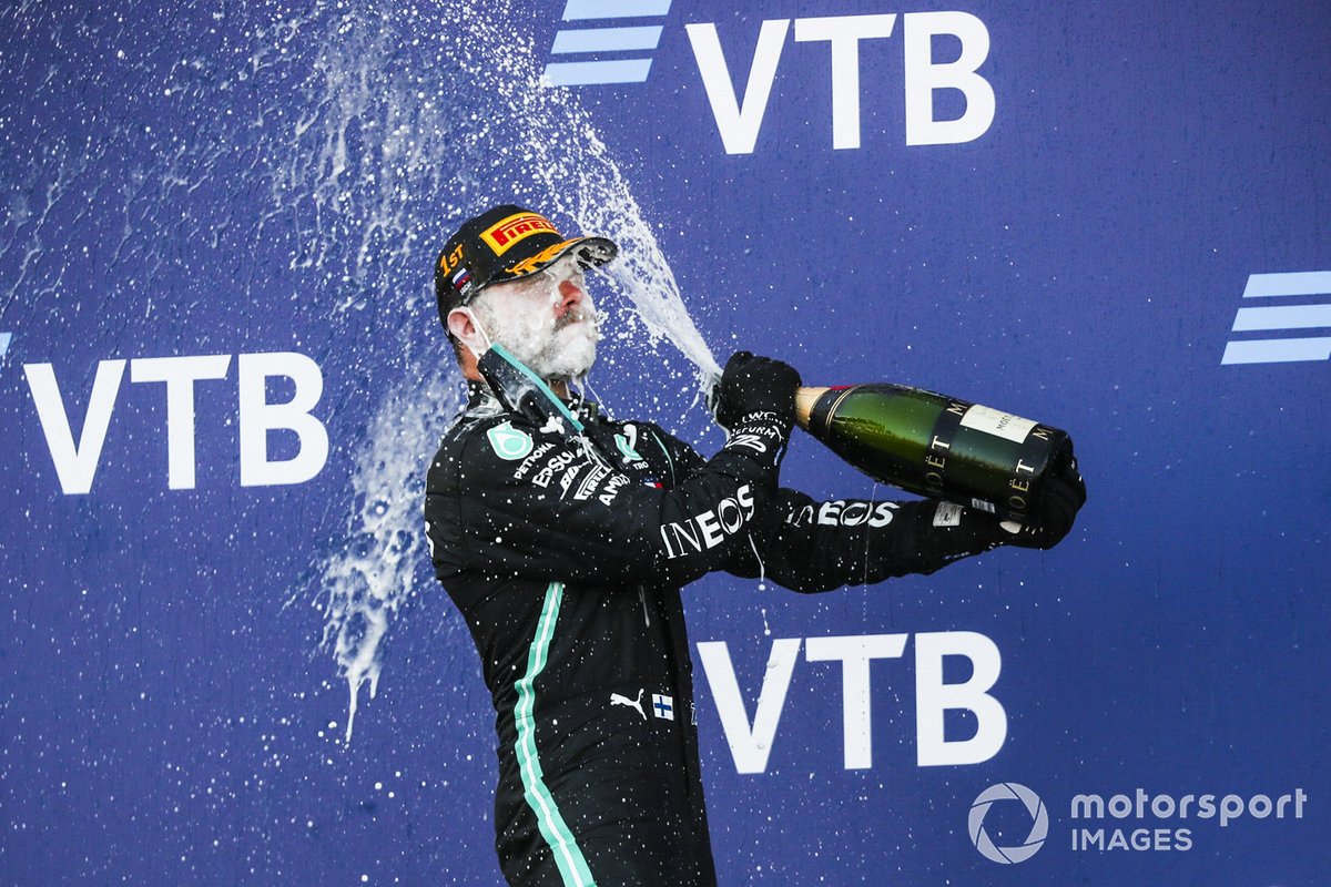 Podio: ganador Valtteri Bottas, Mercedes-AMG F1