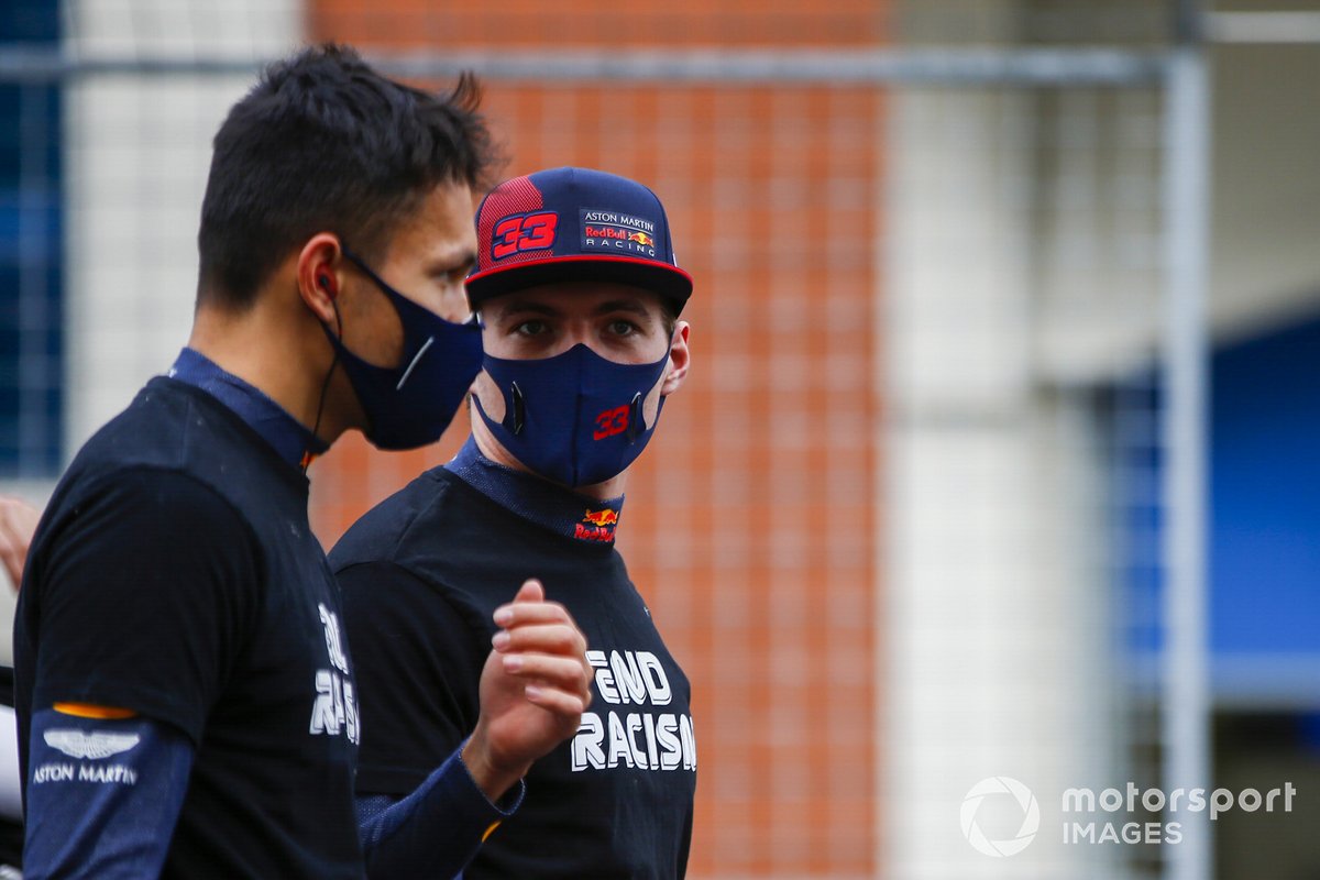 Alex Albon, Red Bull Racing, et Max Verstappen, Red Bull Racing, sur la grille