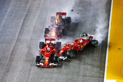 L'incidente di Sebastian Vettel, Ferrari SF70H, Max Verstappen, Red Bull Racing RB13, Kimi Raikkonen, Ferrari SF70H alla partenza