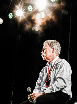 Chase Carey, CEO, Formula One, F1 Fanzone sahnesinde