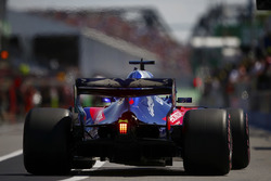 Brendon Hartley, Toro Rosso STR13, returns to the pit lane in qualifying