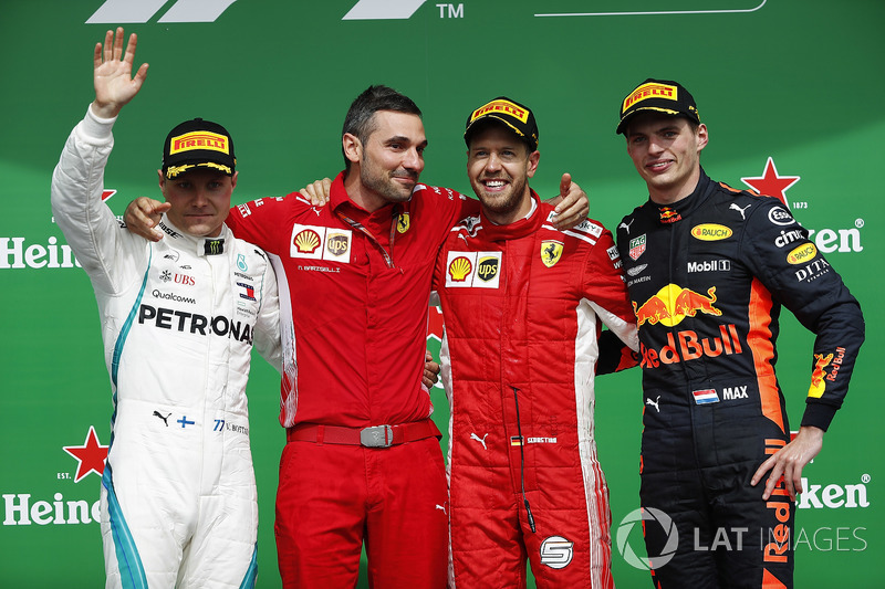 Святкування Себастьяна Феттеля, Ferrari, на подіумі з Валттері Боттасом, Mercedes AMG F1 та Максом Ферстаппеном, Red Bull