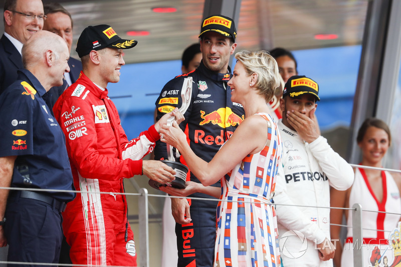 Podio: segundo lugar Sebastian Vettel, Ferrari, recibe su trofeo de la princesa Charlene de Mónaco