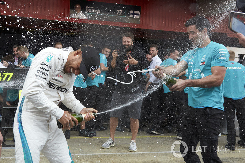 Hamilton tarolt a Mercedesszel Barcelonában - F1 2018