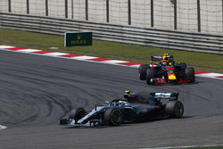 Валттери Боттас, Mercedes AMG F1 W09, и Макс Ферстаппен, Red Bull Racing RB14