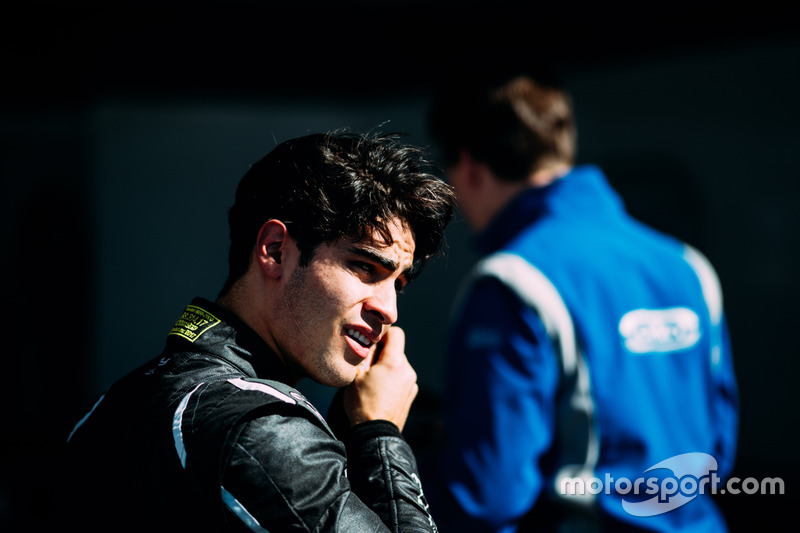 Carlin: <img src="https://cdn-0.motorsport.com/static/img/cfp/0/0/0/0/30/s3/brazil-2.jpg" alt="" width="20" height="12" /> Сержиу Сетте Камара (№18)