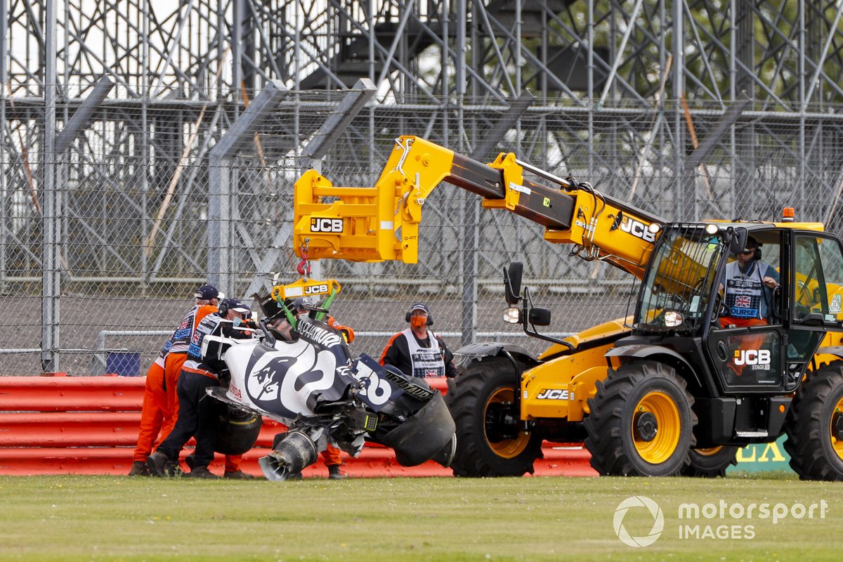 A JCB recovers the car of Daniil Kvyat, AlphaTauri AT01
