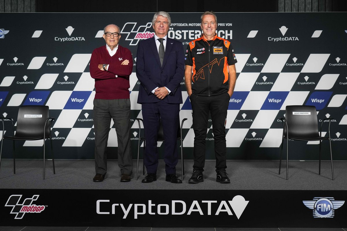 スプリントレース導入の記者会見で。ドルナのカルメロ・エスペレータCEO、FIM会長のホルヘ・ビエガ、国際レースチーム協会(IRTA)会長のエルベ・ポンシャラル