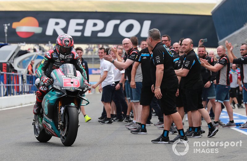 Polesitter Fabio Quartararo, Petronas Yamaha SRT krijgt applaus na een indrukwekkende kwalificatie.