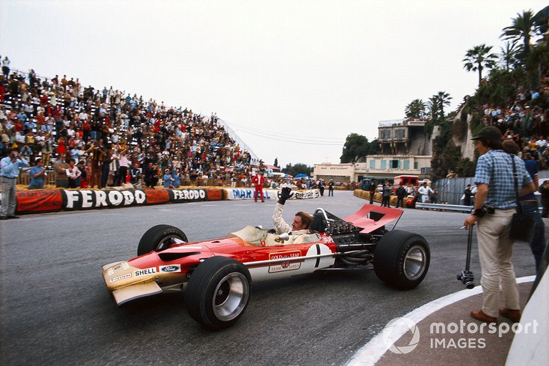 Graham Hill, Lotus 49B Ford, salue la foule