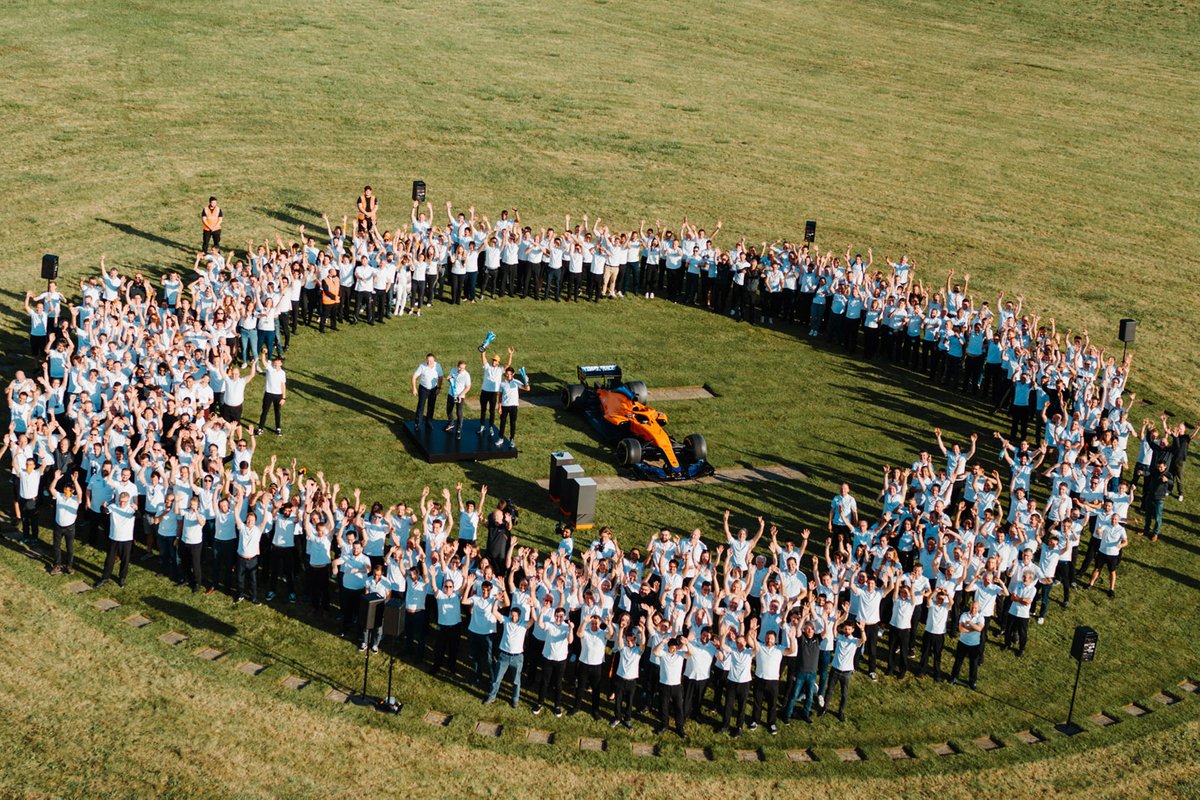 Daniel Ricciardo, McLaren, Lando Norris, McLaren merayakannya bersama staf McLaren