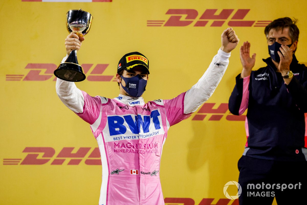 Lance Stroll, Racing Point, mengangkat trofi podium tiga.