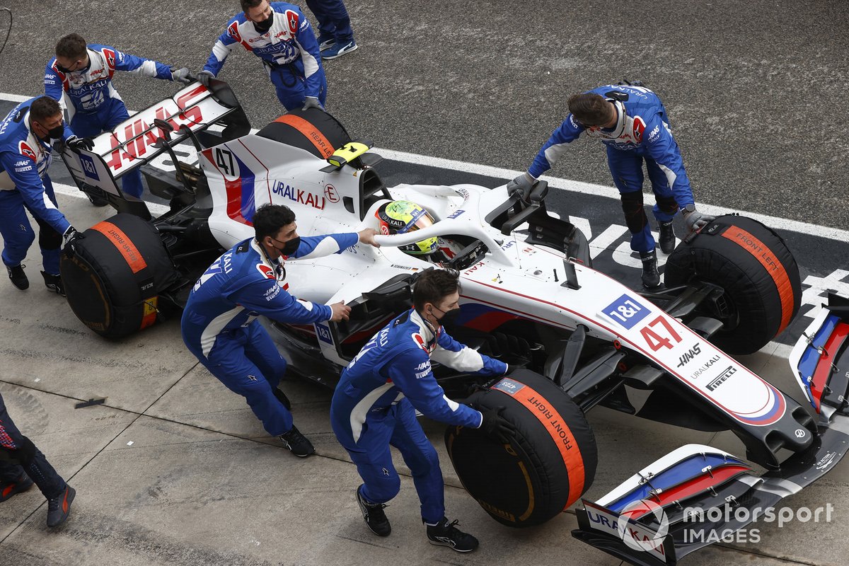 Mechanics with Mick Schumacher, Haas VF-21,