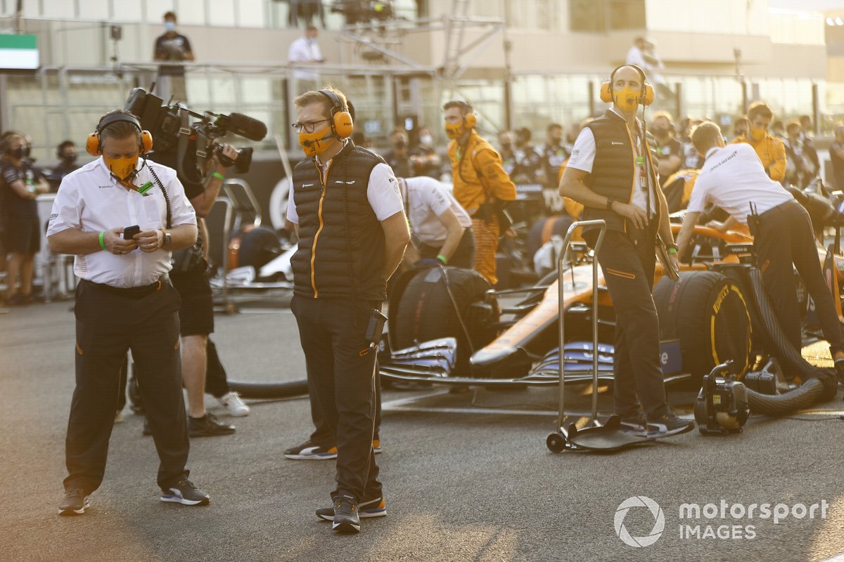 Zak Brown, CEO, McLaren Racing, dan Andreas Seidl, Principal McLaren, di grid