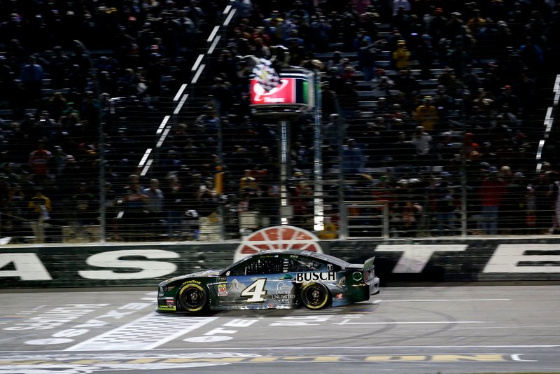 Race winner Kevin Harvick, Stewart-Haas Racing, Ford Mustang Busch Beer / Ducks Unlimited