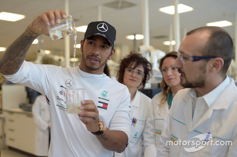 Lewis Hamilton, Mercedes-AMG Petronas Motorsport al Petronas Research & Technology Centre di Villastellone