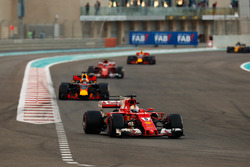 Sebastian Vettel, Ferrari SF70H, Daniel Ricciardo, Red Bull Racing RB13, Kimi Raikkonen, Ferrari SF7
