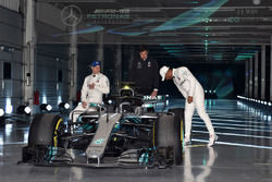 Valtteri Bottas, Mercedes AMG F1, Lewis Hamilton, Mercedes AMG F1, Toto Wolff, Executive Director Me
