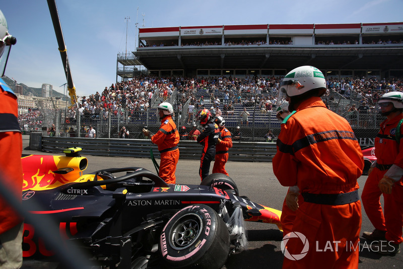 Oficiales recupera el coche accidentado de Max Verstappen, Red Bull Racing RB14