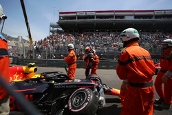 Marshals met de wagen van Max Verstappen, Red Bull Racing RB14 na crash