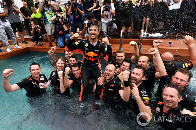 Переможець Даніель Ріккардо, Red Bull Racing, з командою