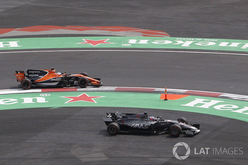 Фернандо Алонсо, McLaren MCL32, Ромен Грожан, Haas F1 Team VF-17