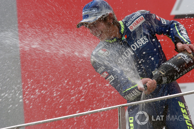 Podio: 1º Valentino Rossi, 2º Max Biaggi, Alex Barros