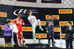 Podium: Sieger Nico Rosberg, Mercedes AMG F1 Team, second place Sebastian Vettel, Ferrari, third pla