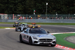 Nico Rosberg, Mercedes AMG F1 W07 Hybrid leidt achter de FIA Safety Car