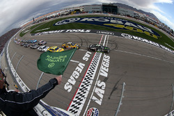 Start: Kurt Busch, Stewart-Haas Racing Chevrolet führt