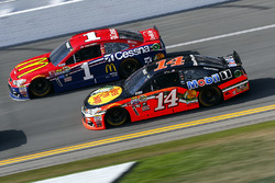 Jamie McMurray, Chip Ganassi Racing Chevrolet, Brian Vickers, Stewart-Haas Racing Chevrolet