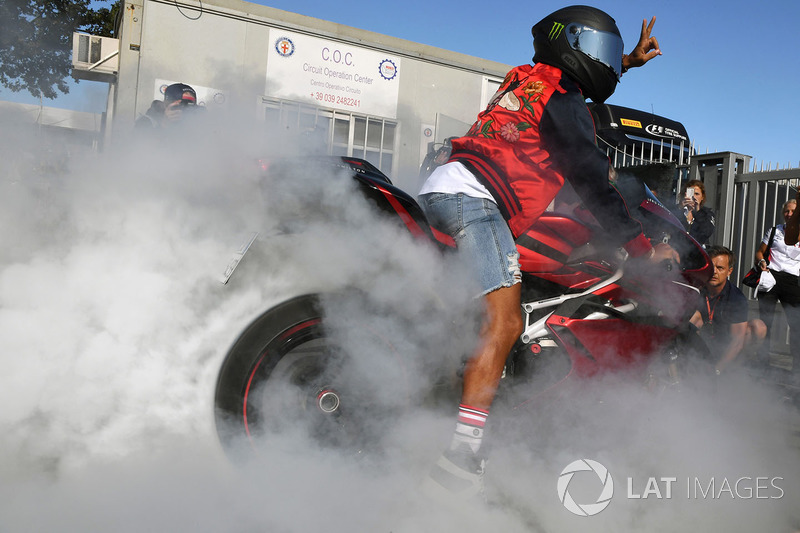 Lewis Hamilton, Mercedes AMG F1 melakukan atraksi burnout