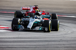 Valtteri Bottas, Mercedes AMG F1 W08, Kimi Raikkonen, Ferrari SF70H