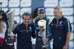 Podium: Jean-Paul Driot met Alain Prost en Sebastien Buemi, Renault e.Dams