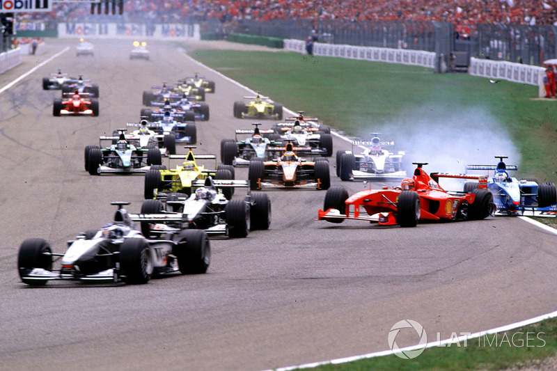 Старт гонки, аварія Міхаеля Шумахера, Ferrari F1 2000, та Джанкарло Фізікелла, Benetton Playlife B200, 2000 рік