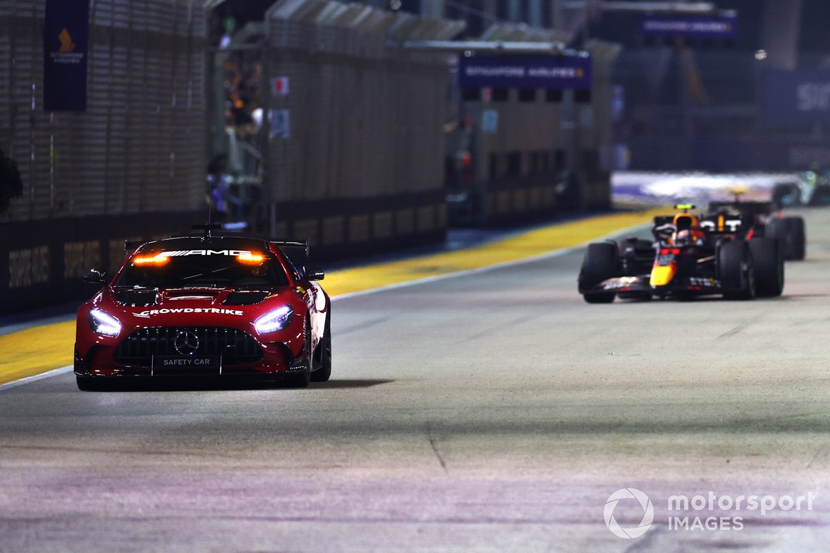 La Safety Car precede Sergio Perez, Red Bull RB18, ma il messicano è molto distanziato